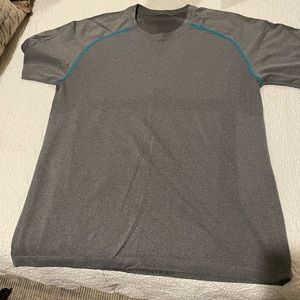 Lululemon Metal Vent Tech shirt Large Gray/blue